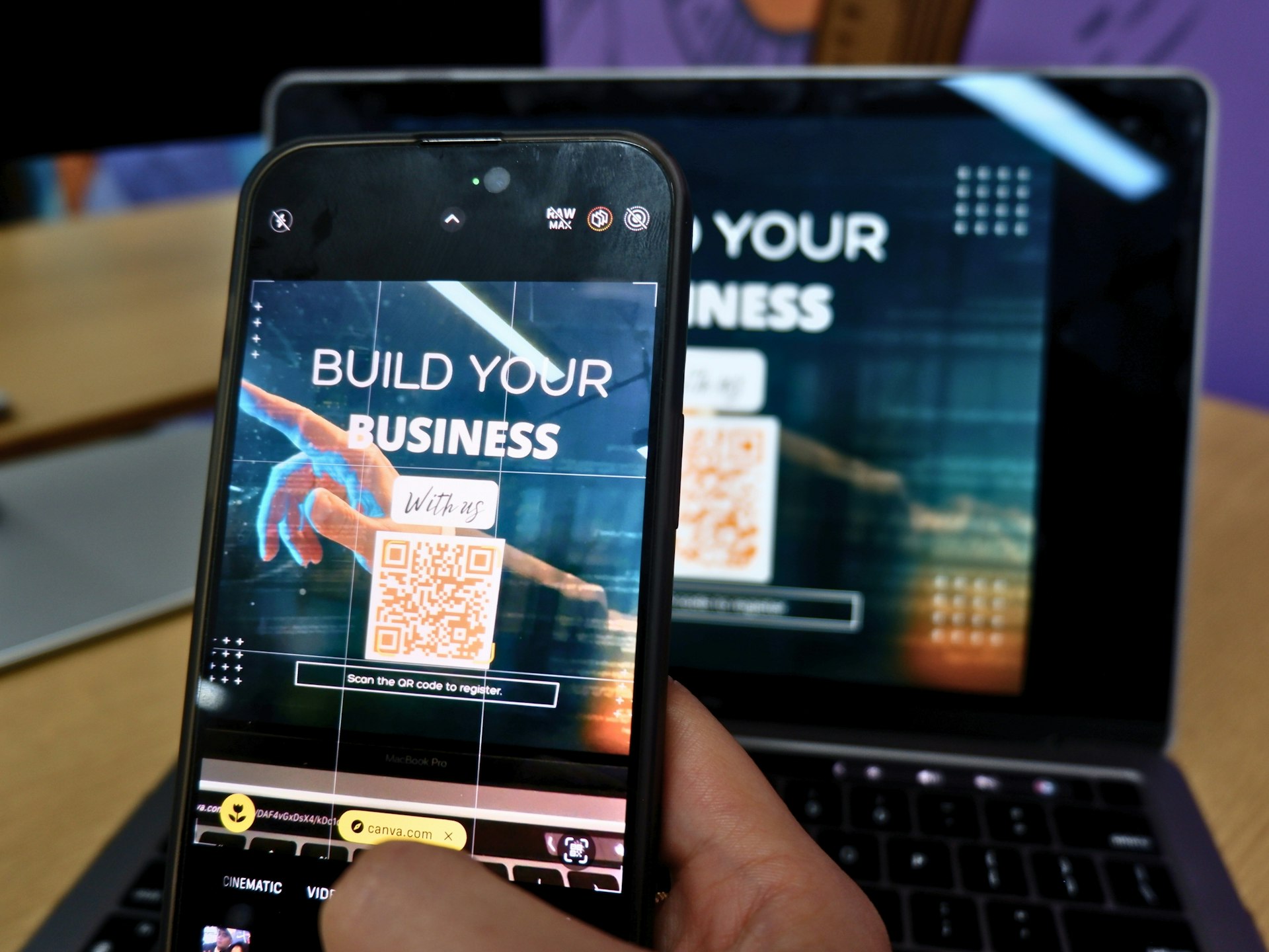 App Inventario de Productos con Lector de Códigos QR y Barras SIJAP a person holding a cell phone in front of a laptop